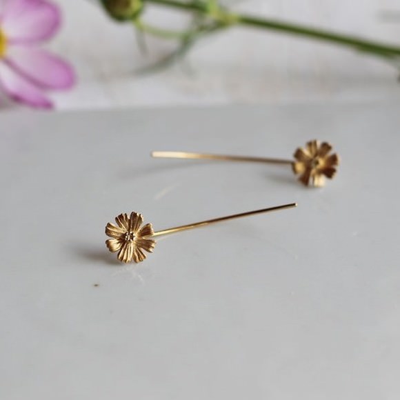 花咲くシンプルなコスモスのピアス